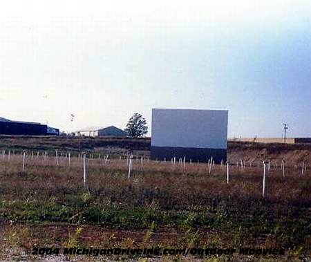 Sundowner Drive-In Theatre - Sundowner Screen Field 1990S Courtesy Outdoor Moovies